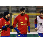 Alba, Piqué y San José en el entrenamiento de ayer de la selección española.