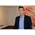 El artista abulense Álvaro López Tejada ante una de las obras que expone en la Casona de la Fundación Carriegos.