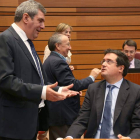 Julio Villarrubia y Óscar López conversan en un receso del debate.