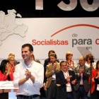 El nuevo secretario autonómico socialista, Luis Tudanca, saluda junto a la recién elegida Ejecutiva autonómica, en el Congreso Autonómico Extraordinario del PSOE celebrado en Valladolid