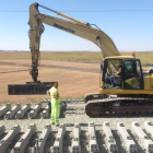 Trabajadores colocando las traviesas del AVE en la provincia