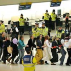 Cientos de manifestantes protestan en el aeropuerto de Heathrow.