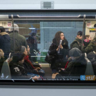 Soldados franceses vigilan el interior de un vagón de metro en la estación de metro de Trocadero en París (Francia).