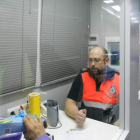 Un voluntario de Protección Civil atiende a un vecino.