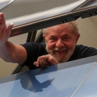 Lula saluda a unos simpatizantes desde un edificio sindical en Sao Paulo, el pasado abril.