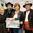 Miembros del Colectivo de Folclore Leonés, junto a Torres. DL
