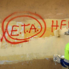 Un operario borra una pintada en la que aún se puede leer ETA, en una imagen de archivo.