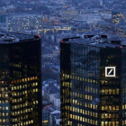 Imagen crepuscular de la sede central del Deutsche Bank, en Fráncfort.