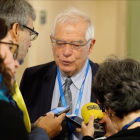 Josep Borrell atiende a la prensa a su llegada a la reunión informal de ministros de Exteriores de la UE en Viena.