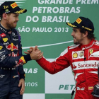 Fernando Alonso, tercero en Brasil, felicita a Sebastian Vettel por su victoria.