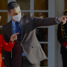 Pedro Sánchez y la presidenta de la Comisión Europea, Úrsula von der Leyen, ayer, en el Palacio de la Moncloa. SERGIO PÉREZ