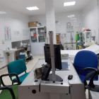 La sala de extracciones es a su vez urgencias, lo que obliga a su desalojo para atender a los pacientes. DL