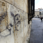 El Palacio de los Guzmanes no se ha librado de las pintadas vandálicas.