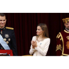 La reina Letizia aplaude al rey Felipe VI, tras su primer discurso ante las Cortes Generales después su proclamación, en presencia de la princesa de Asturias