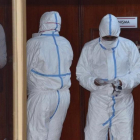 Forenses turcos tras analizar los cadáveres de víctimas del ataque químico.