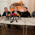 Samuel Folgueral, ayer con sus concejales en la rueda de prensa de balance anual. L. DE LA MATA