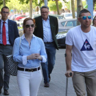 Cuatro de los cinco ediles y su abogado, ayer a su llegada a los juzgados de Ponferrada. L. DE LA MATA