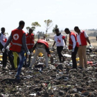 Los equipos de rescate trabajan en el lugar donde cayó el avión.  / MICHAEL TEWELDE AFP