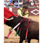 Estocada certera de Damián Castaño a su primer toro.