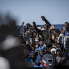 Un grupo de africanos, rescatados en alta mar por la oenegé Proactiva Open Arms.