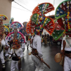 Los personajes desplegaron todo su colorido por las calles de Llamas ante la atónita mirada del público. MARCIANO PÉREZ