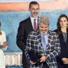 Los Reyes y la presidenta de la Junta de Andalucía con el modisto Lorenzo Caprile.