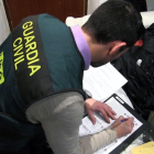 Un guardia civil revisa material intervenido.