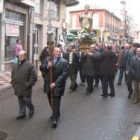 Un momento de la procesión de San Blas por el centro de La Bañeza.