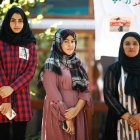 Tres mujeres afganas refugiadas, fotografiadas ayer en París, cuentan sus historias. MOHAMMED BADRA