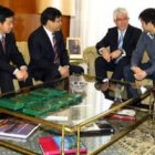 La delegación de la Universidad de Xiantang durante la reunión mantenida con el rector de la ULE.
