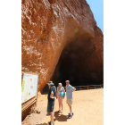 Tres turistas en su visita al corazón de las Médulas. L. DE LA MATA