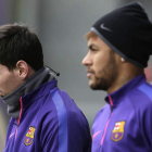 El argentino Leo Messi y el brasileño Neymar ayer durante el entrenamiento del Barcelona