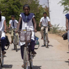 La Fundación Vicente Ferrer facilita a chicos y chicas que de otra manera no podrían acudir a la escuela por el largo camino que han de sortear.  FUNDACIÓN VICENTE FERRER
