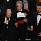 El productor de La La Land, Jordan Horowitz muestra la tarjeta que dice que Moonlight es la ganadora, ante la mirada de Warren Beatty y Jimmy Kimmel.