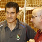 Manolo Cadenas, a la izquierda, dialoga con Jordi Ribera antes del inicio del partido.