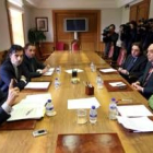 De Santiago Juárez y Ana Redondo, en primer término, en la reunión que mantuvieron ayer