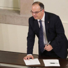 Jordi Turull durante la firma la de declaración.