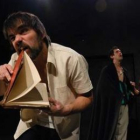 Imagen de una de las escenas de la obra de teatro «La Tempestad».