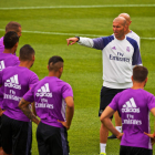 El técnico madridista Zinedine Zidane da instrucciones a sus futbolistas en Canadá. ANDRE PICHETTE