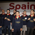 El entrenador de la selección española, Manolo Cardenas, posa junto a sus jugadores a su llegada al aeropuerto de Doha.