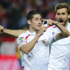 Escudero celebra con Llorente su gol ante el Valencia.