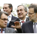 Mas y Rajoy (en primer término) charlan durante la sesión de fotos con motivo de la inauguración del Salón del Automóvil de Barcelona, este viernes