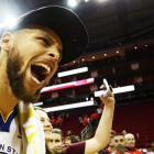 Stephen Curry celebra, eufórico, el pase a la final de la NBA tras vencer en Houston a los Rockets.