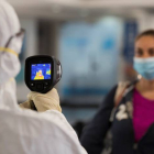 Personal de sanidad controla este martes la temperatura de los viajeros ante la pandemia del coronavirus. ORLANDO BARRIA