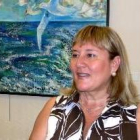 La artista leonesa Ana Alonso posa junto a una de sus obras