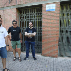 Los trabajadores antes de la reunión de ayer con el IEB. L. DE LA MATA