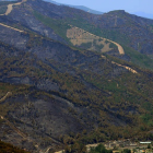 Vista de la zona quemada en la vertiente gallega desde la localidad berciana de San Pedro de Trones, en una imagen tomada ayer a primera hora de la tarde. ANA F. BARREDO