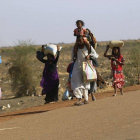 Una familia huye de un ataque rebelde en la ciudad sursudanesa de Rank, el pasado viernes.