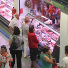 Los precios de la ropa en la plaza son más bajos.