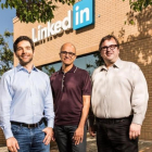 Jeff Weiner, consejero delegado de Linkedin; Satya Nadella, consejero delegado de Microsoft; y Reid Hoffman, cofundador de Linkedin.